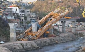 VIDEO: Momento de la caída de una lanzadora en obras del Tren Interurbano en la zona de Presa Tacubaya